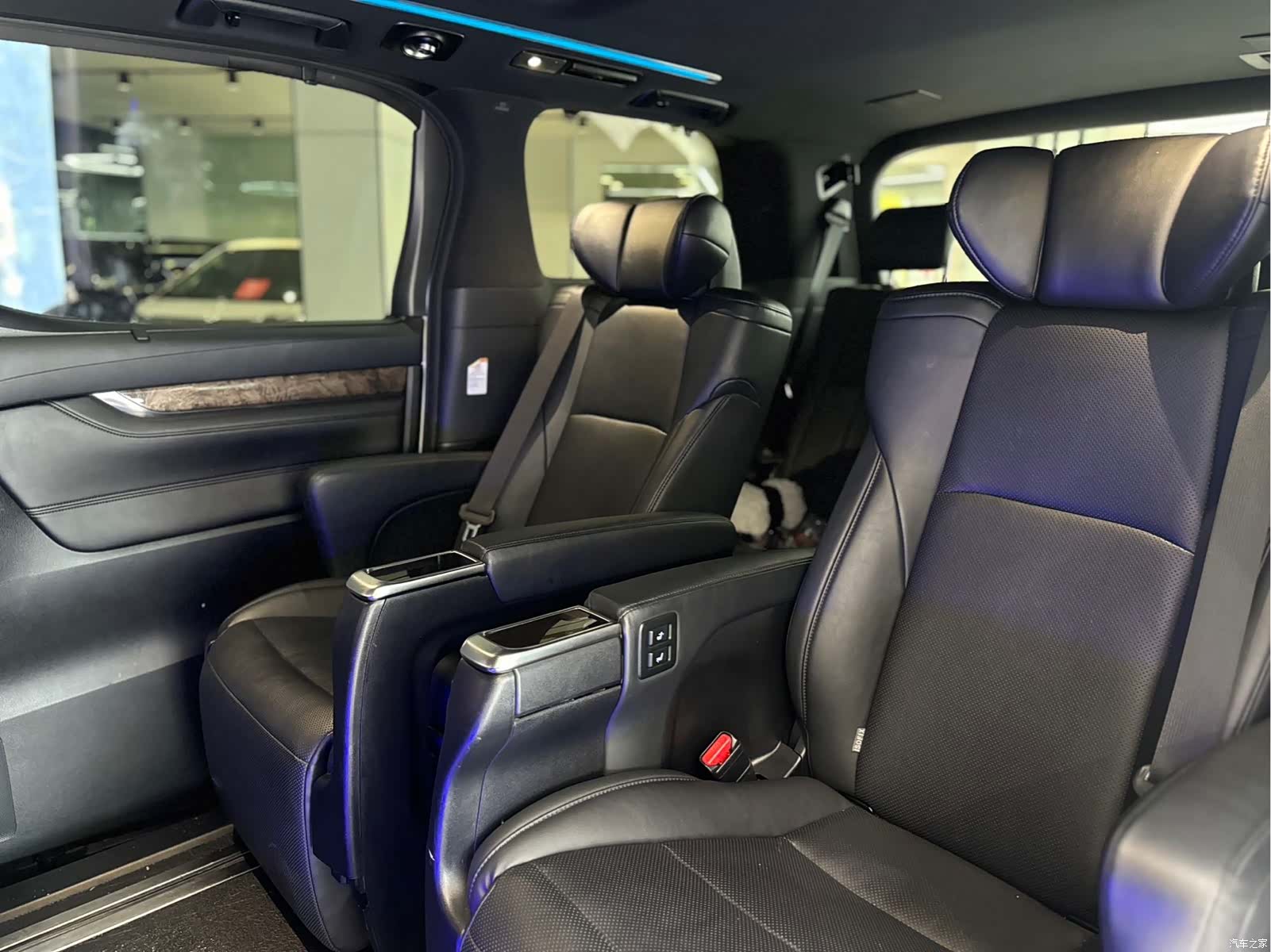 Toyota Alphard, 2018 все фото
