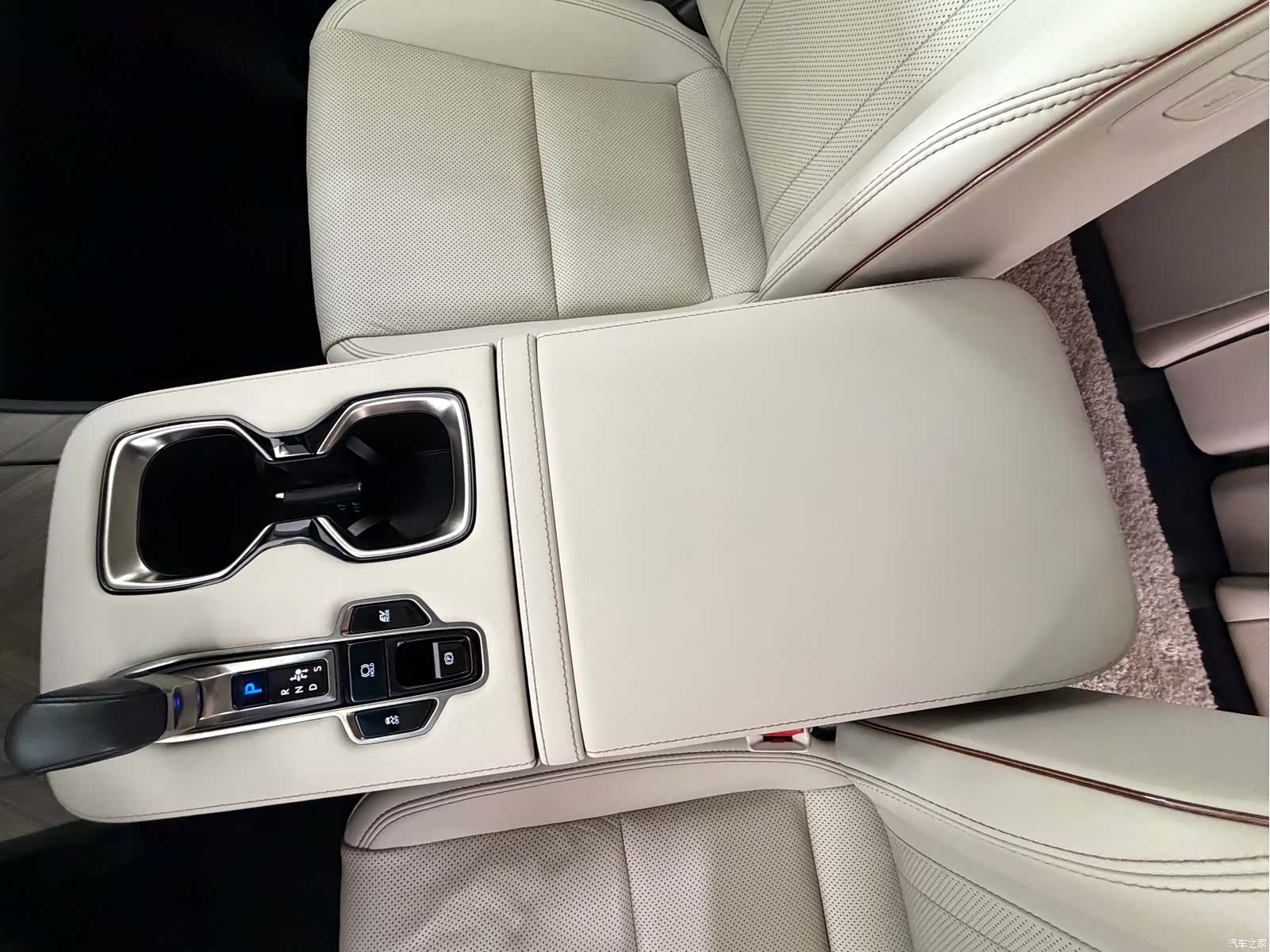 Lexus LM, 2023 11