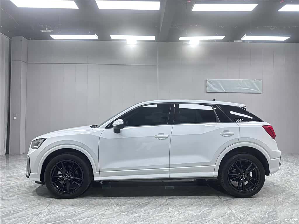Audi Q2L, 2023 9
