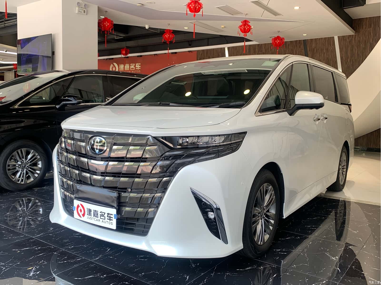 Toyota Alphard, 2025 1