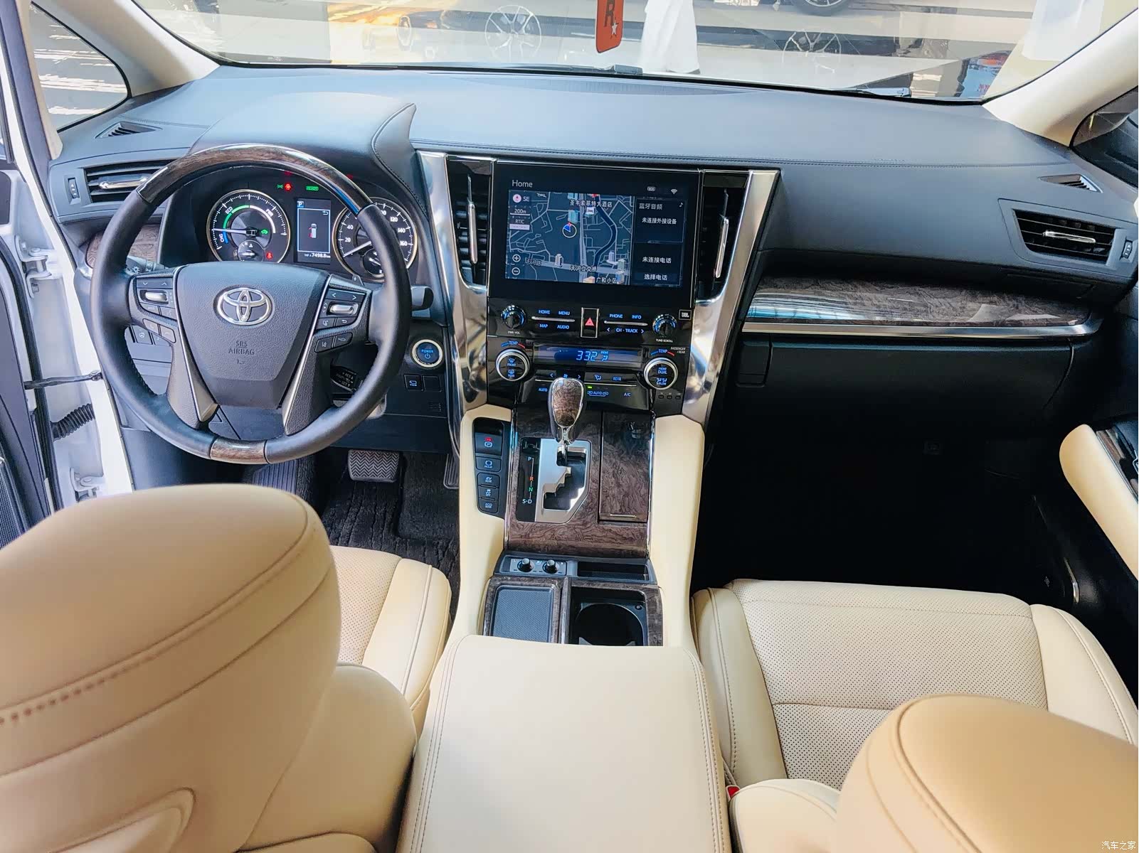 Toyota Alphard, 2022 11