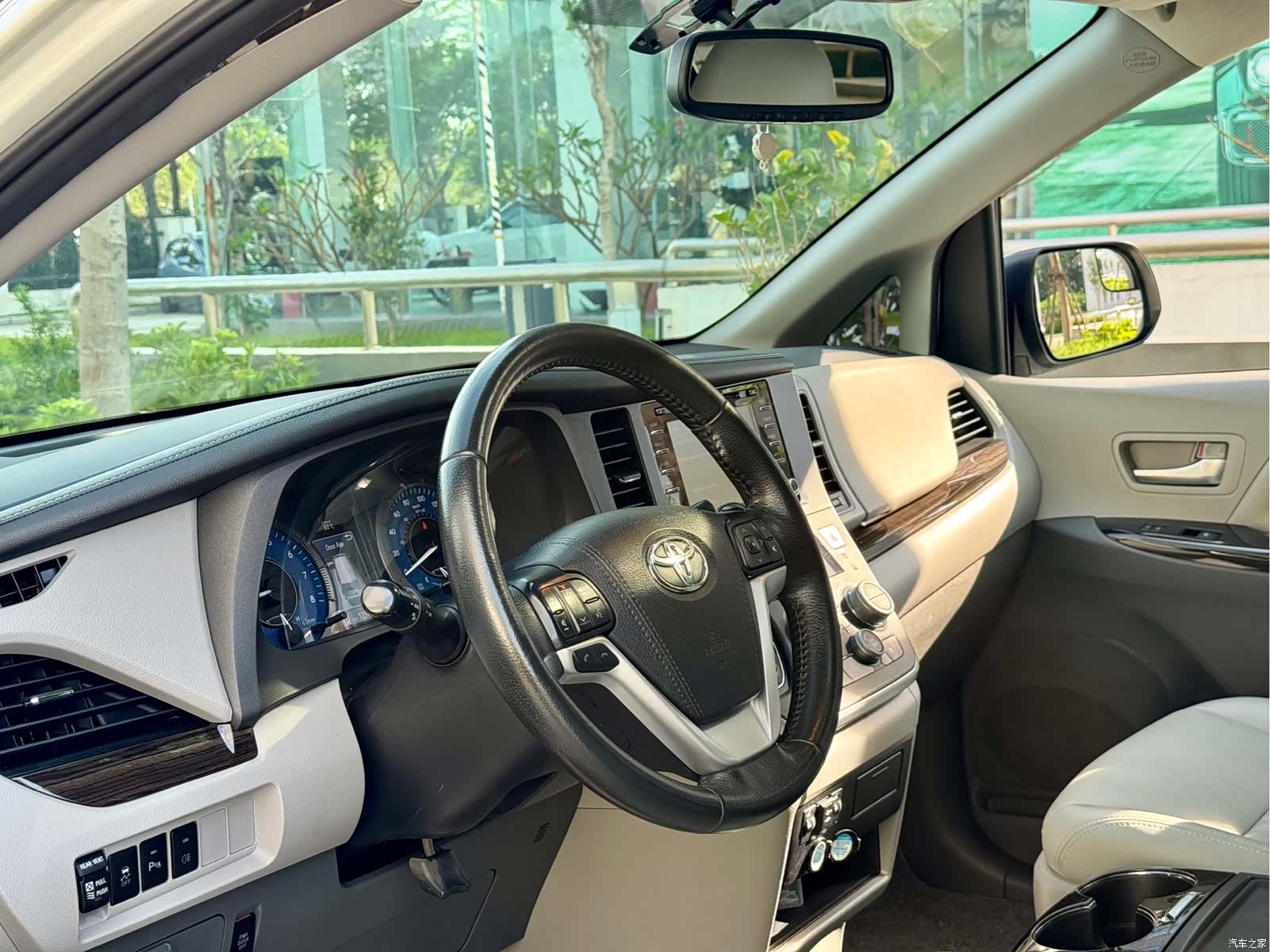 SIENNA XLE, 2020 4
