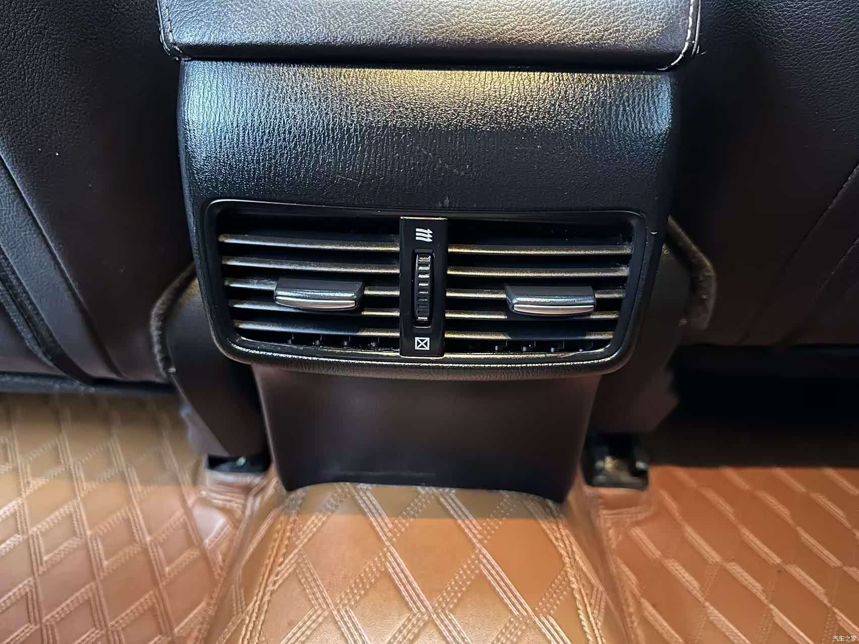 Mazda CX-4, 2023 11
