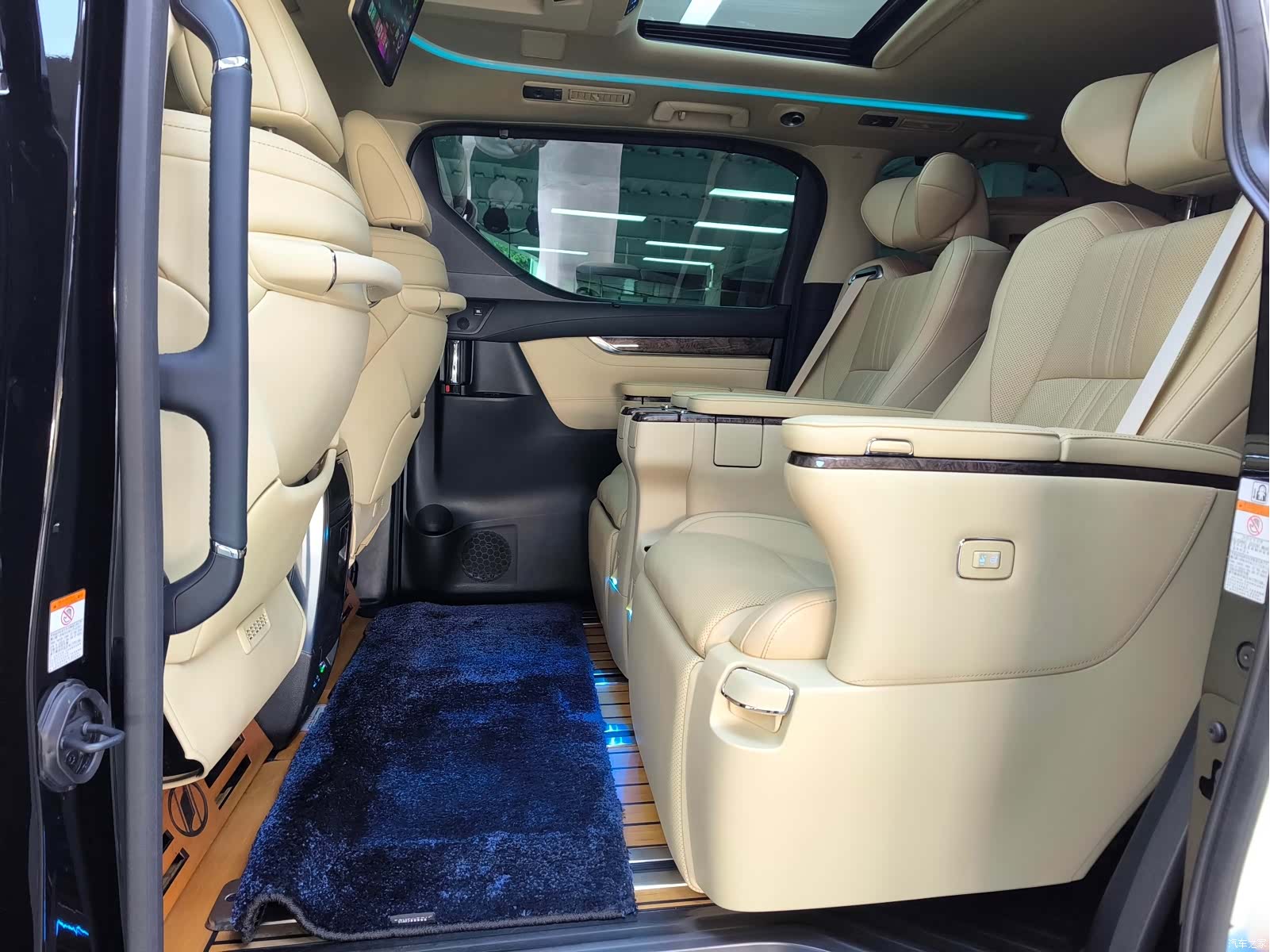 Toyota Vellfire, 2022 12