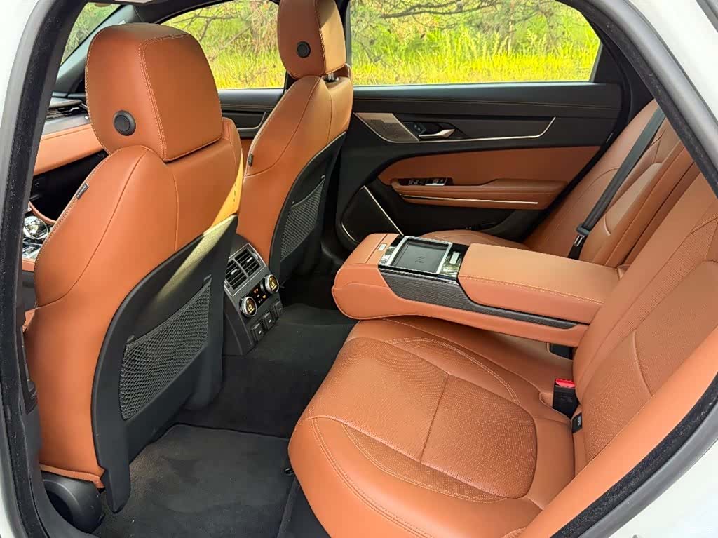 Land Rover P300, 2024 6