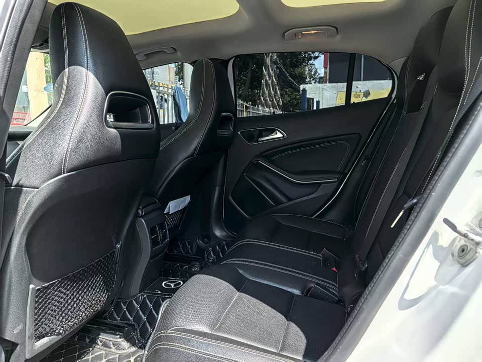 Mercedes-Benz GLA Mercedes-Benz GLA