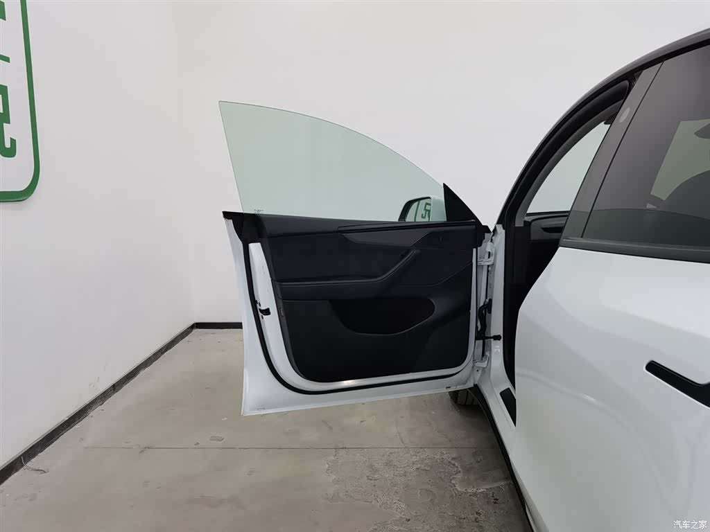 Tesla Model Y, 2025 8