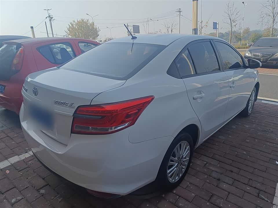 Toyota YARiS L to enjoy