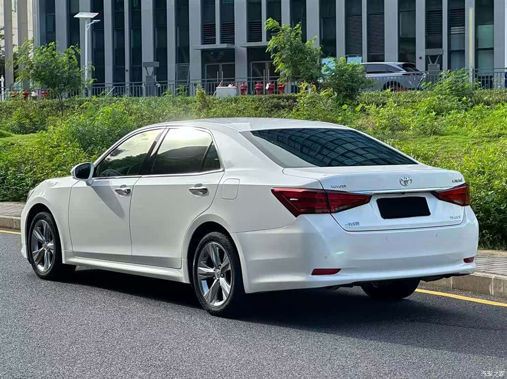 Toyota Crown, 2017 все фото