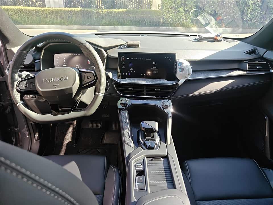 Lynk & Co 06