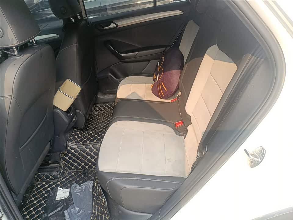 Volkswagen T-ROC exploring Songs