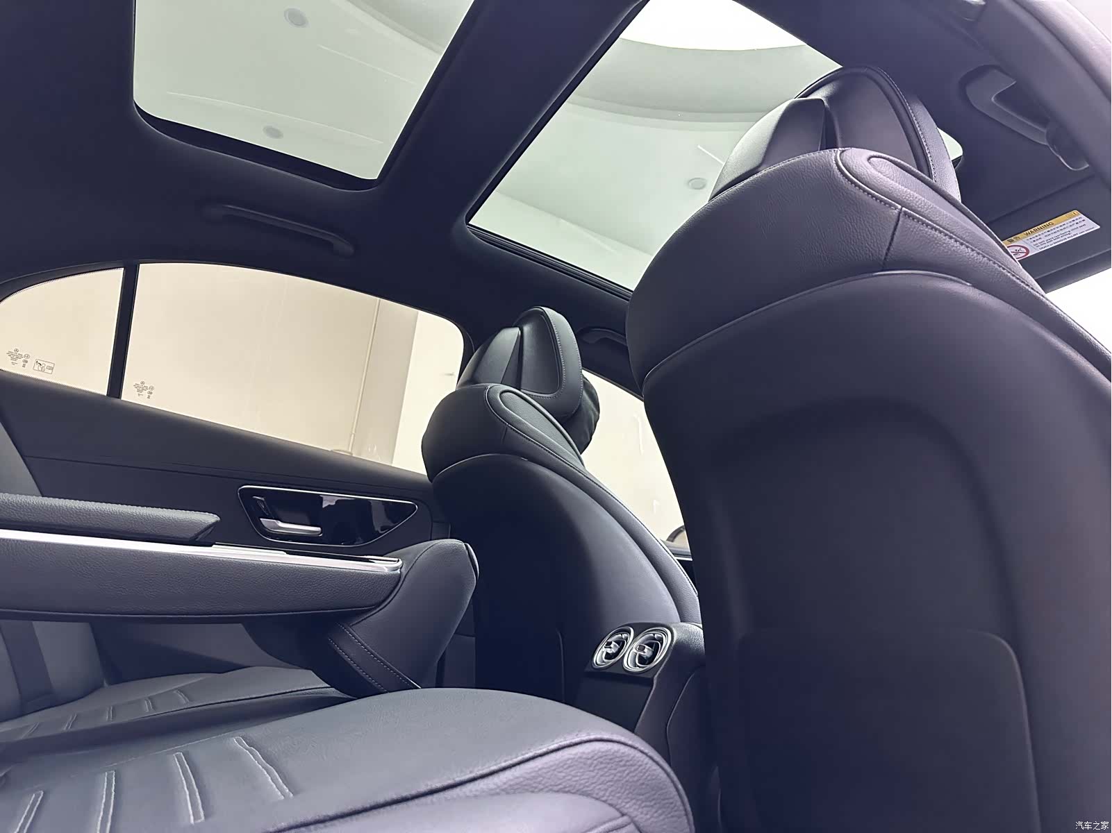 Mercedes-Benz C-Class, 2024 15