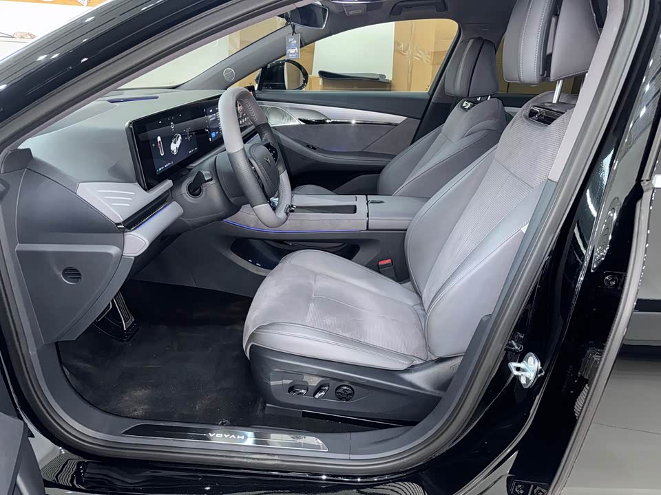 VOYAH Lantu chasing light