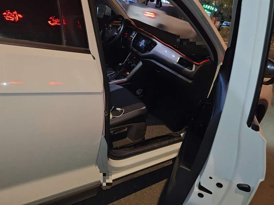 Volkswagen T-ROC exploring Songs