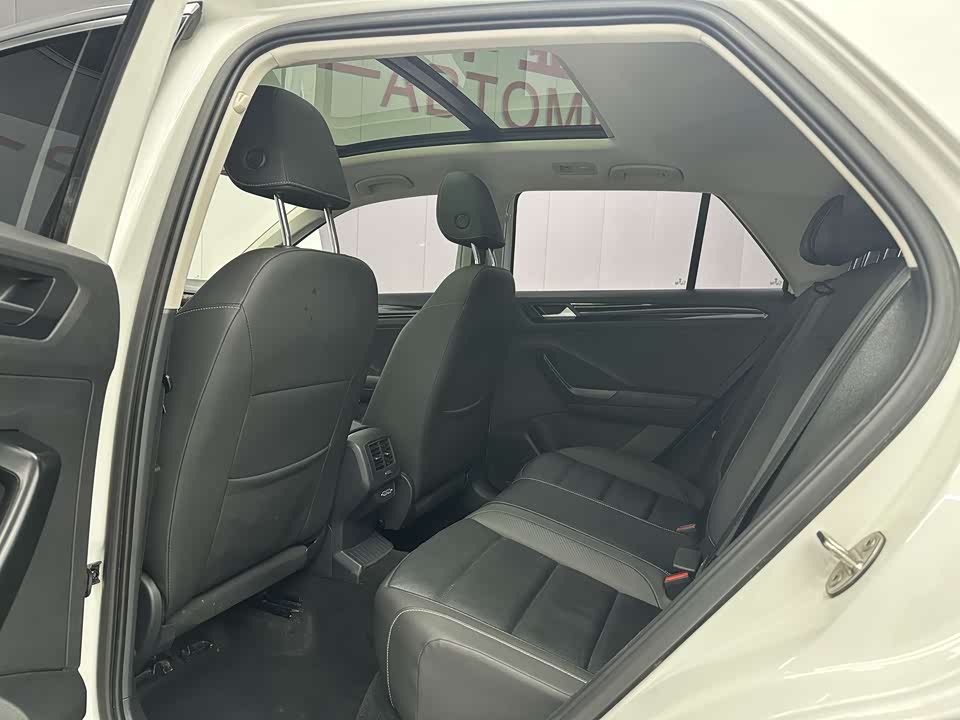 Volkswagen T-ROC exploring Songs