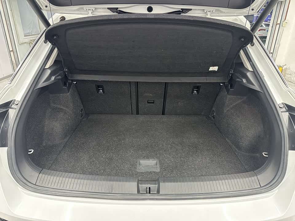 Volkswagen T-ROC exploring Songs