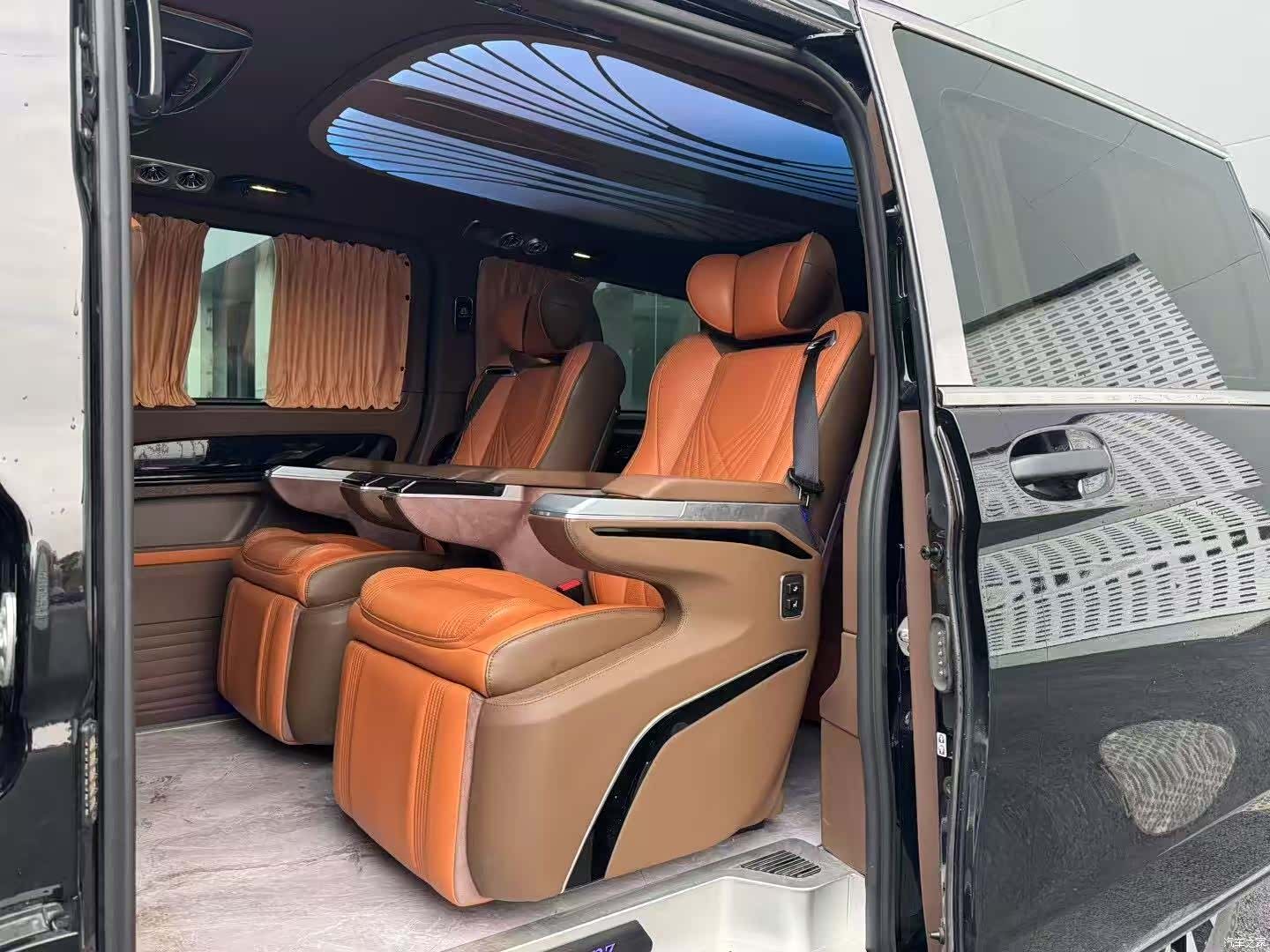 Mercedes-Benz 7, 2024 все фото