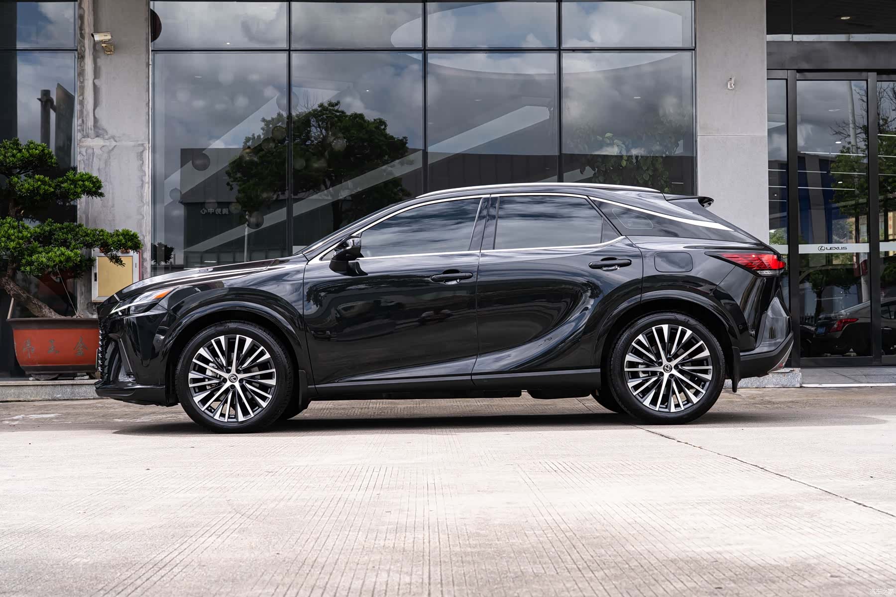 Lexus RX, 2023 4