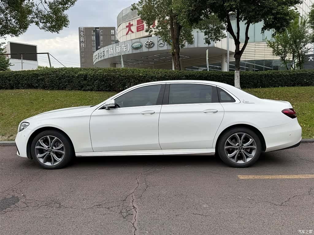 Mercedes-Benz E-Class, 2022 3
