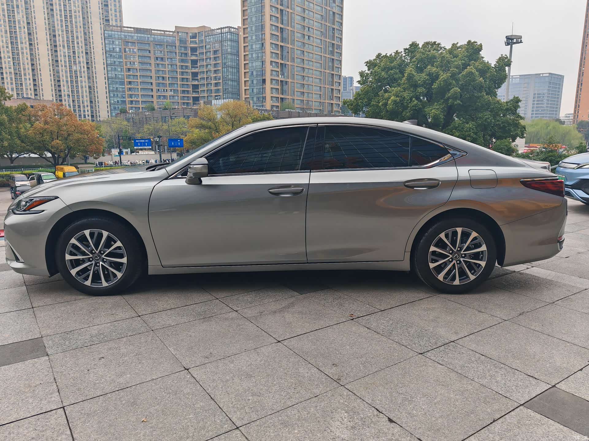Lexus ES, 2023 4