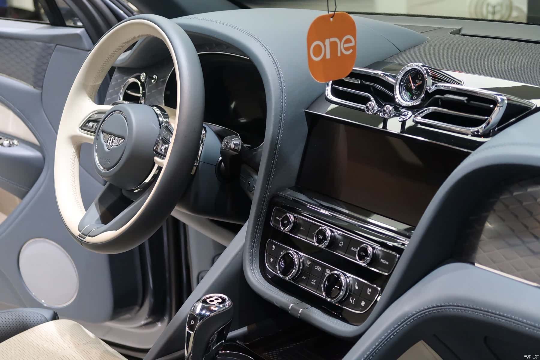 Bentley Bentayga, 2022 14