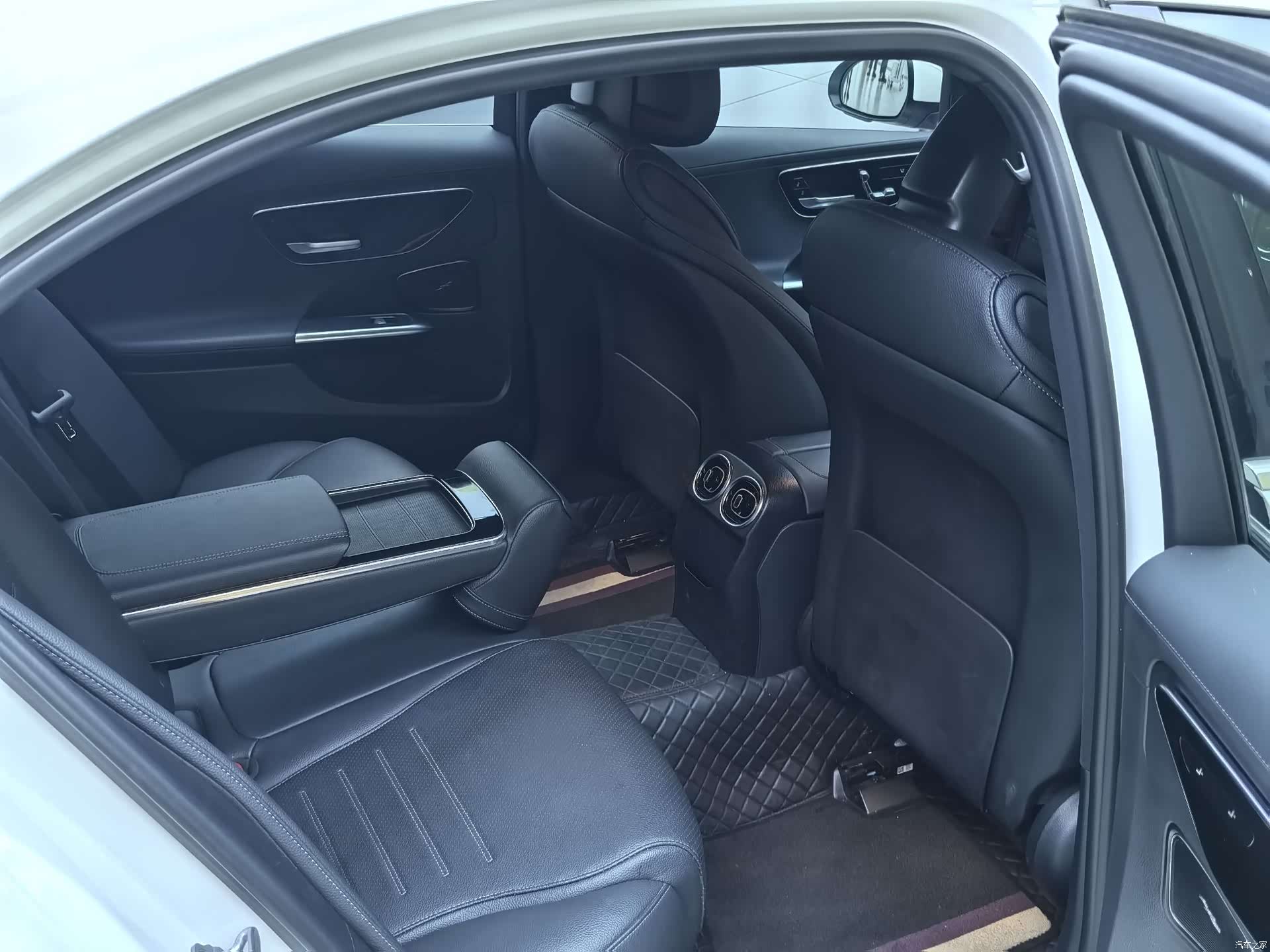 Mercedes-Benz C-Class, 2024 14