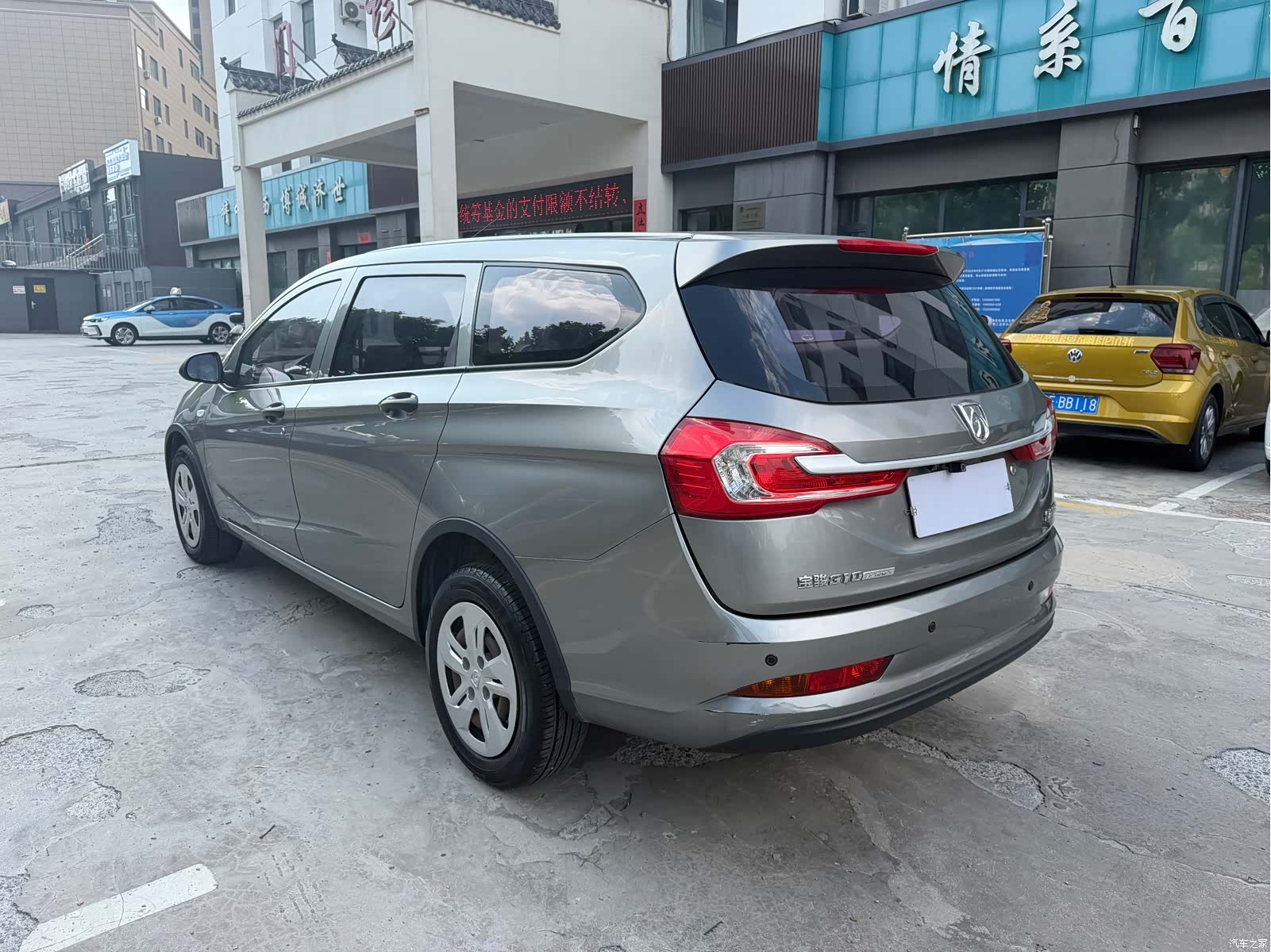 Wuling 310W, 2018 9