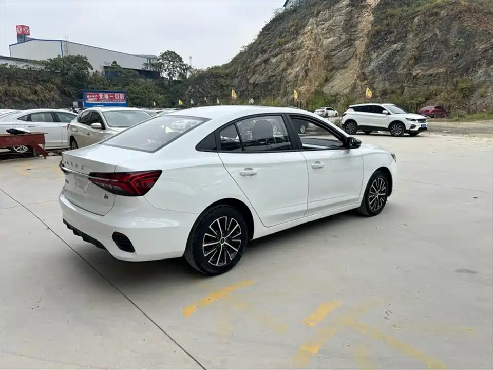 Roewe i5