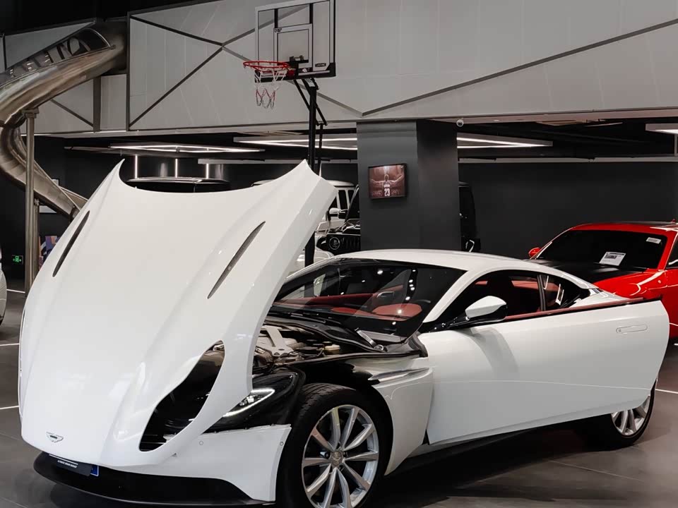 Aston Martin DB11
