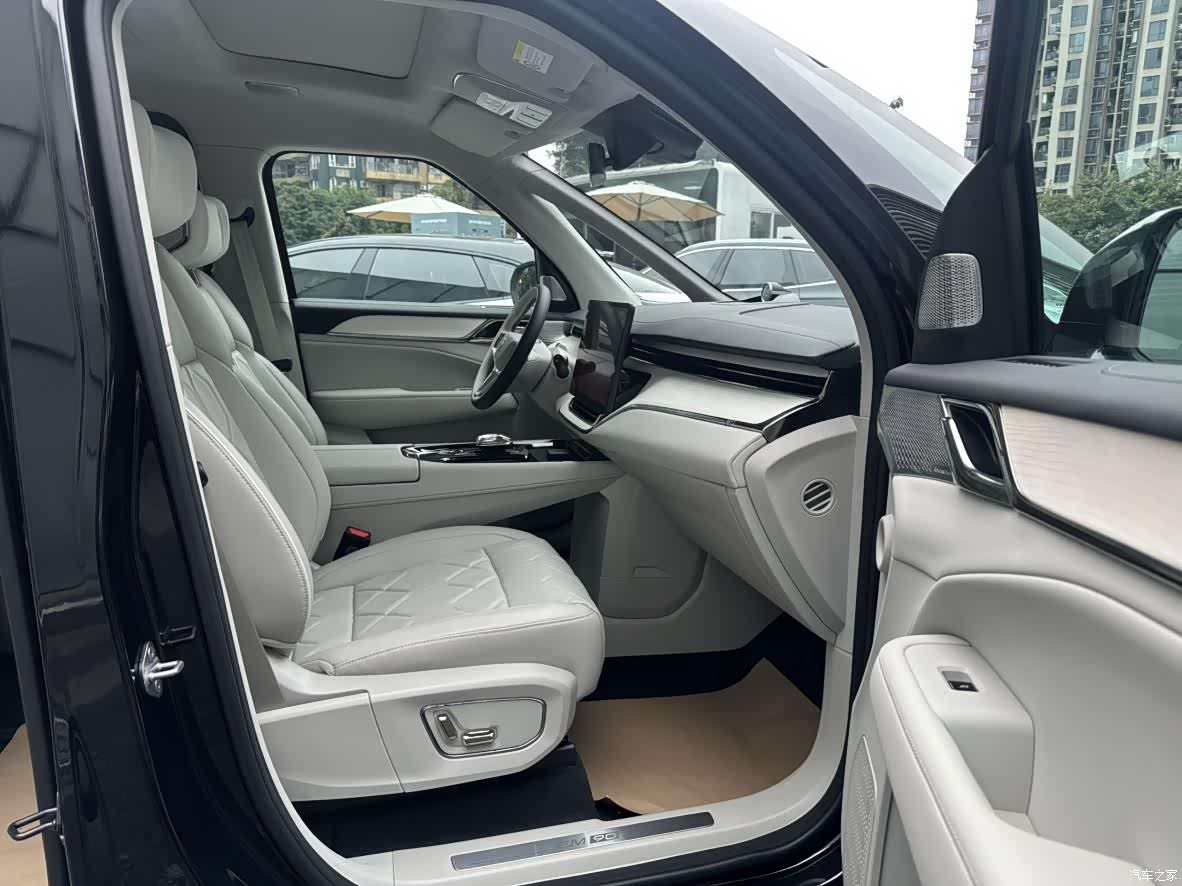 Volvo EM90, 2024 13