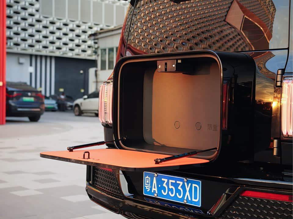 CrossBoundary Co-creation tank 300