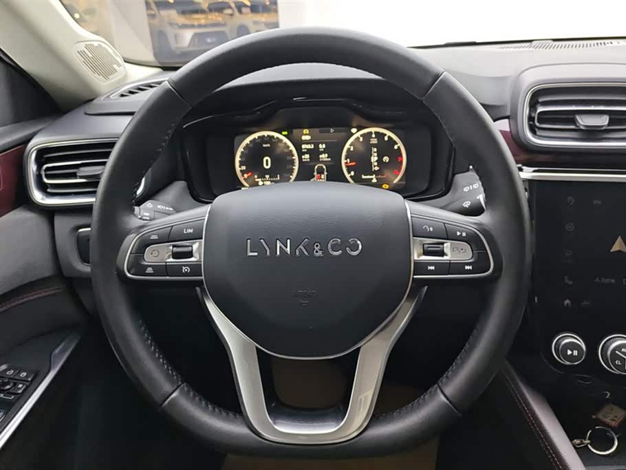 Lynk & Co 02