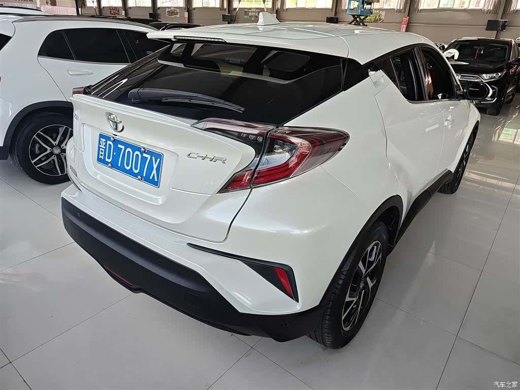 Toyota C-HR, 2020 все фото