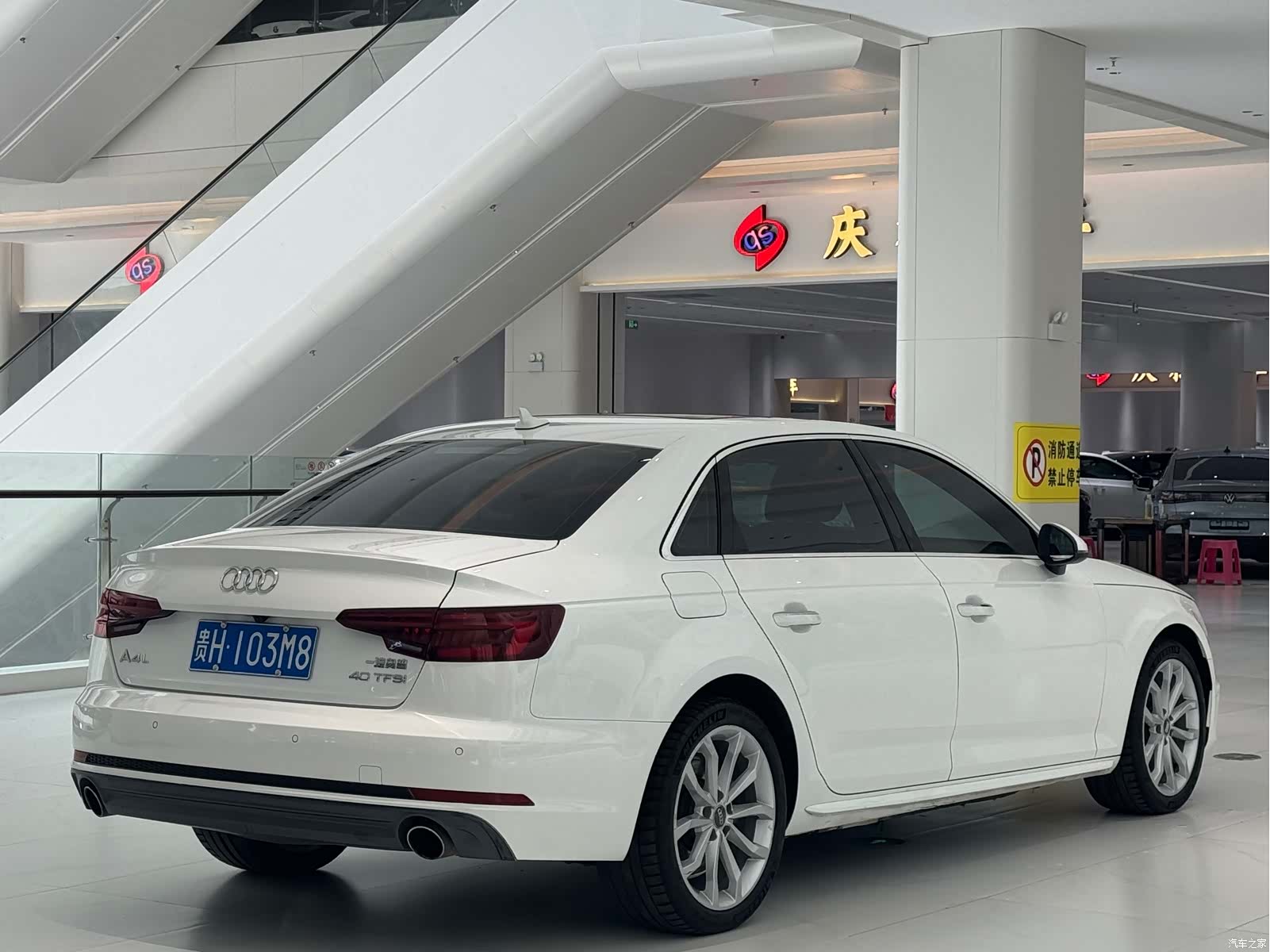 Audi A4L, 2018 все фото