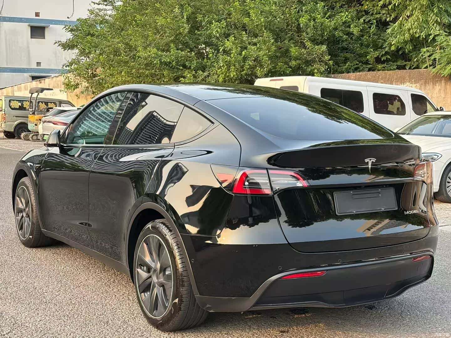 Tesla Model Y, 2023 16