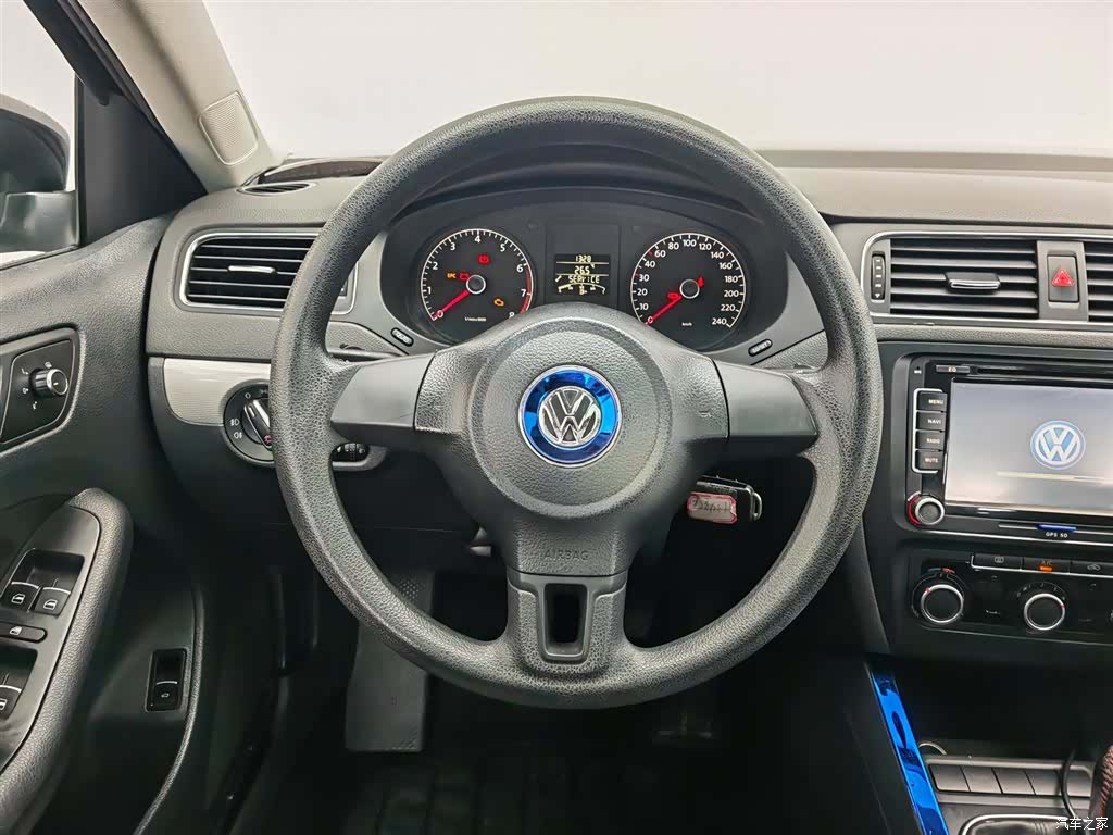 Volkswagen Sagitar, 2013 11