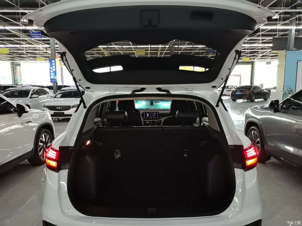 Geely Coolray, 2025 19