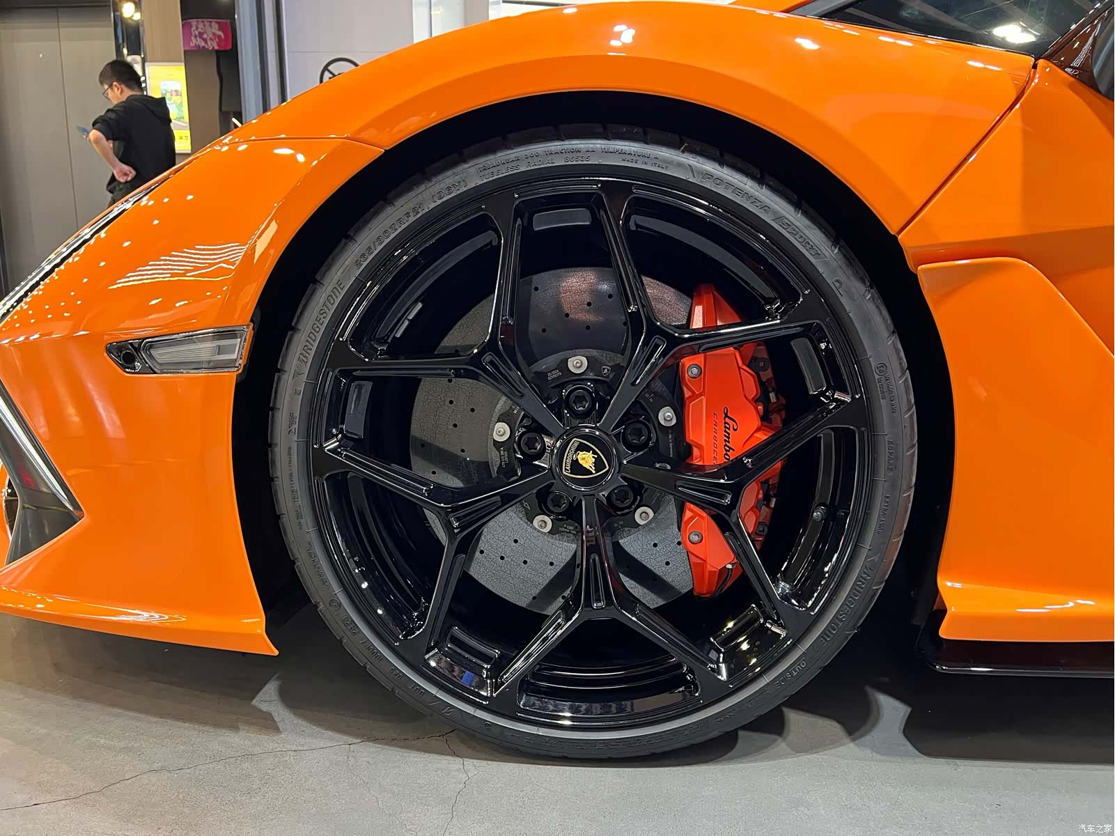 Lamborghini Revuelto, 2025 6