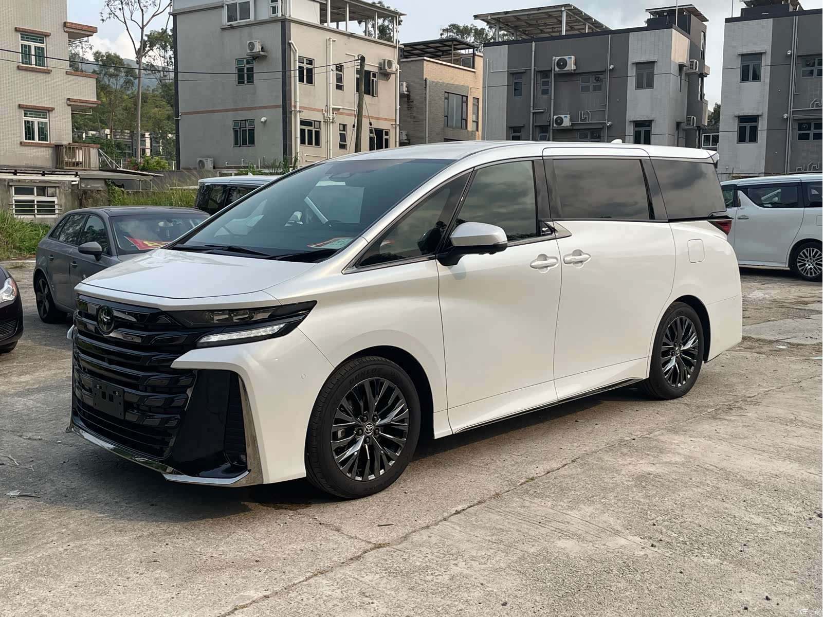 Toyota Vellfire, 2025 1