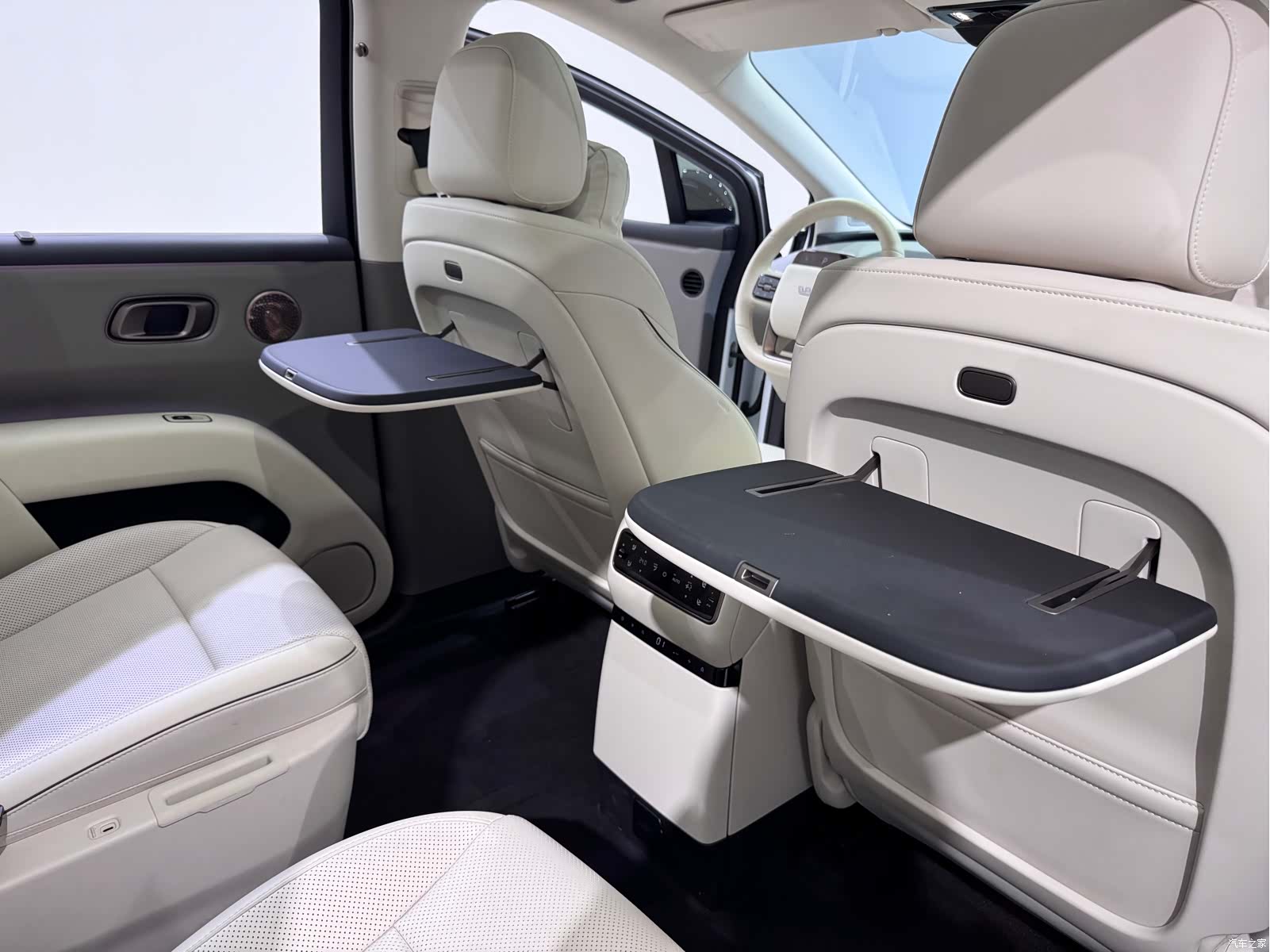 Li Auto i8, 2026 13