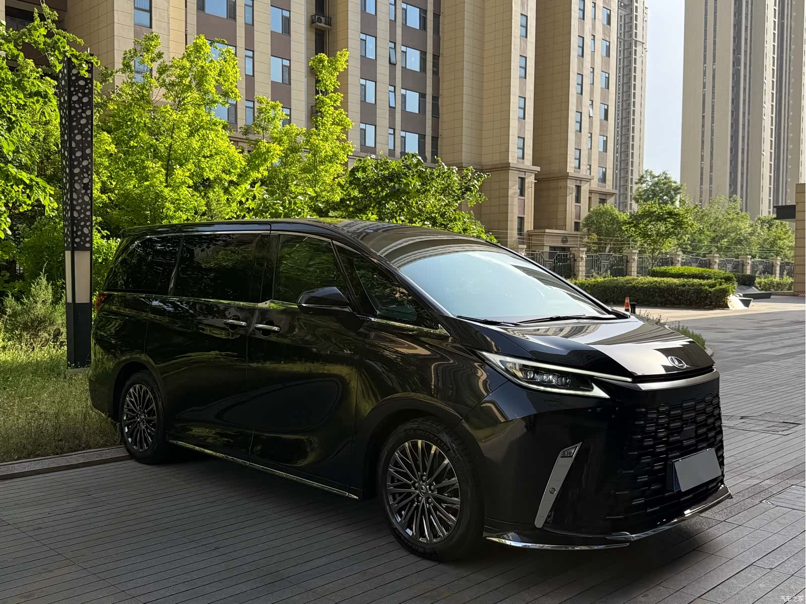 Lexus LM, 2024 4