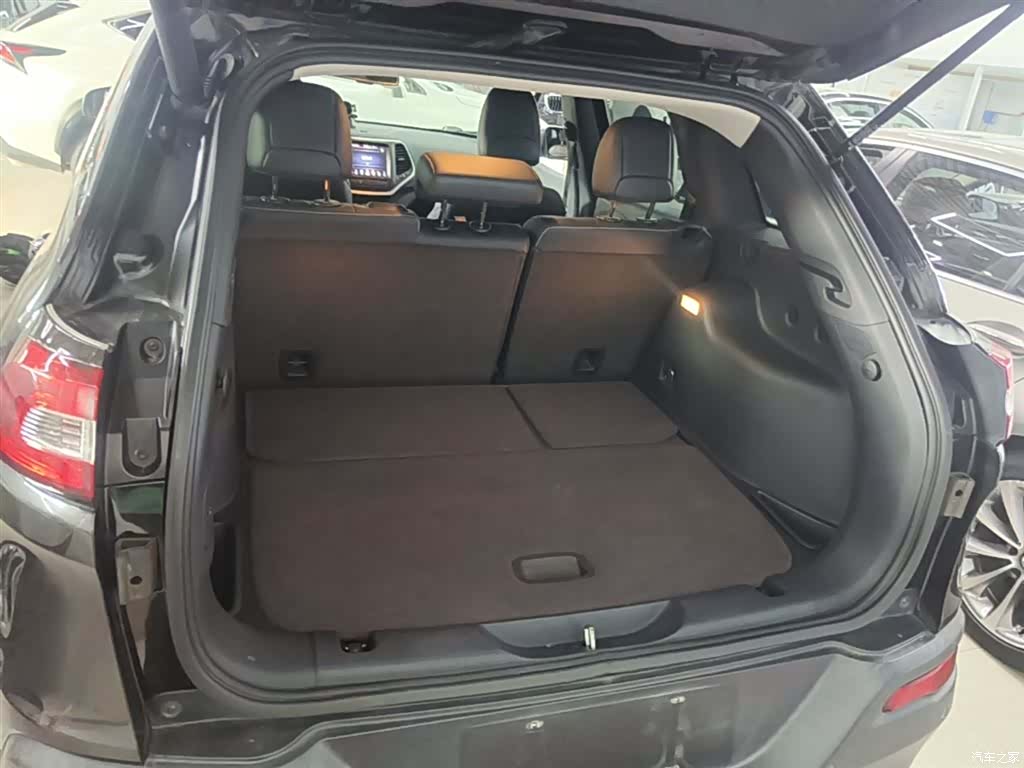 Jeep Cherokee, 2021 19