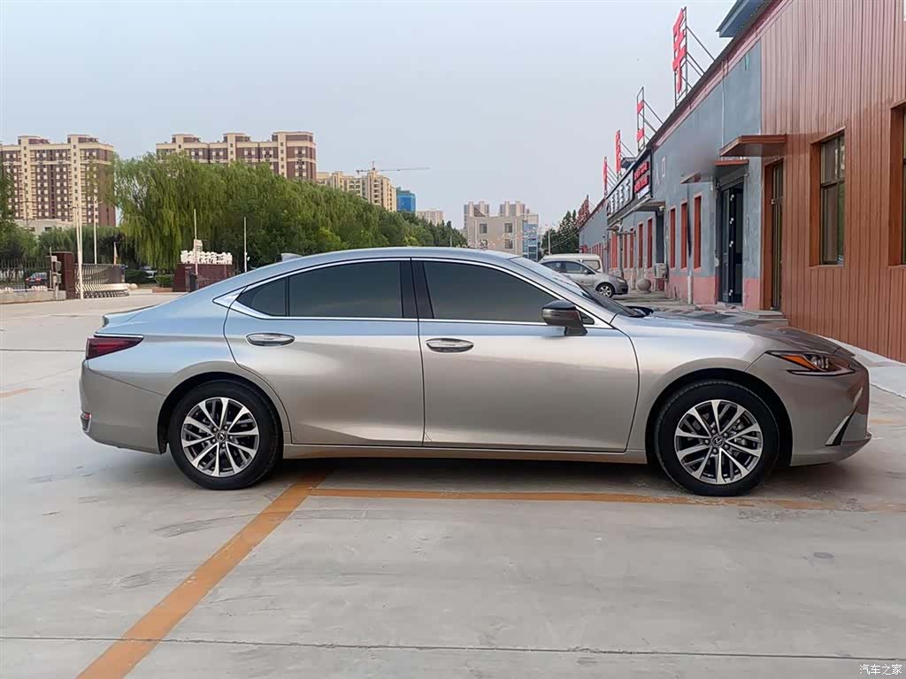Lexus ES, 2024 4