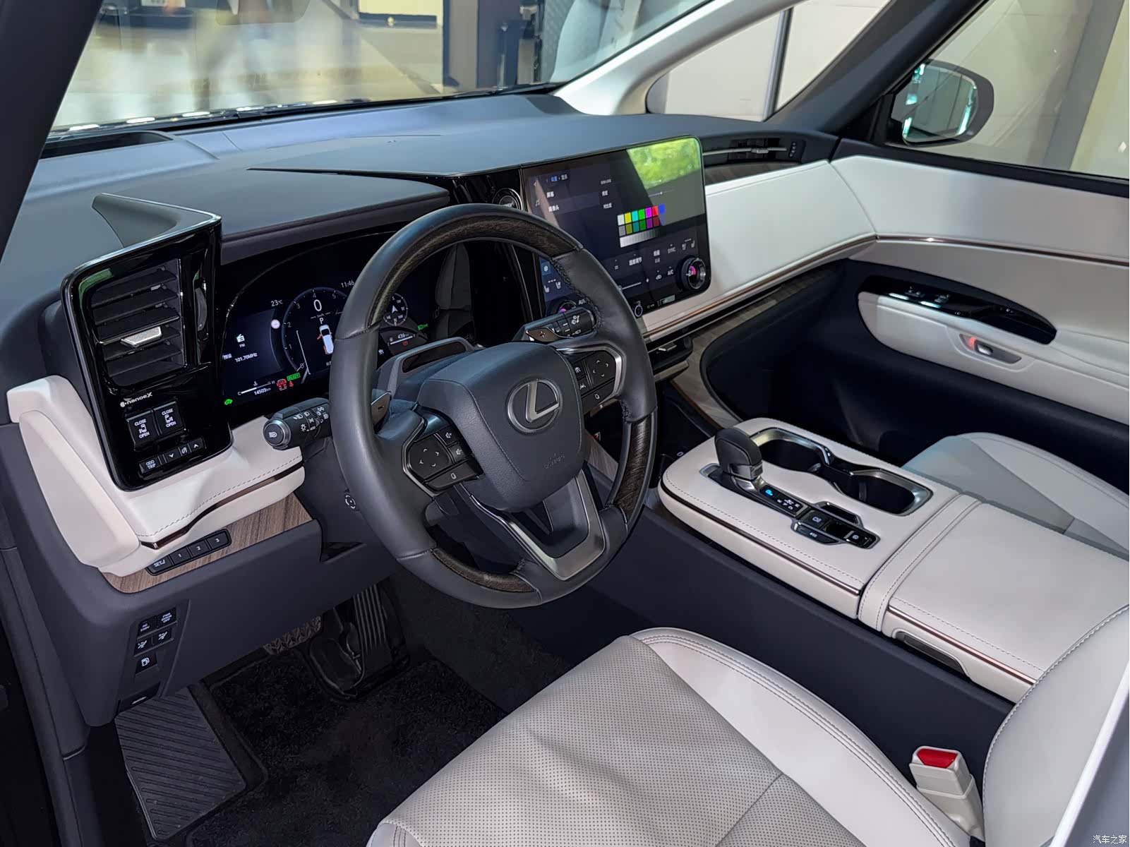 Lexus LM, 2024 7