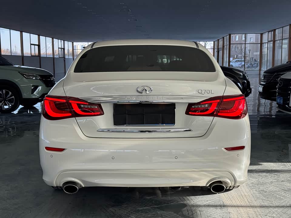 Infiniti Q70