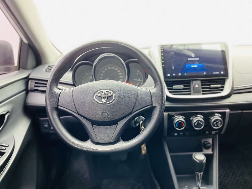 Toyota YARiS L to enjoy
