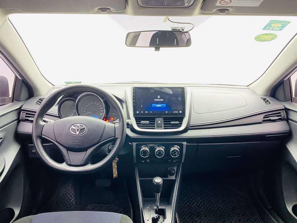 Toyota YARiS L to enjoy