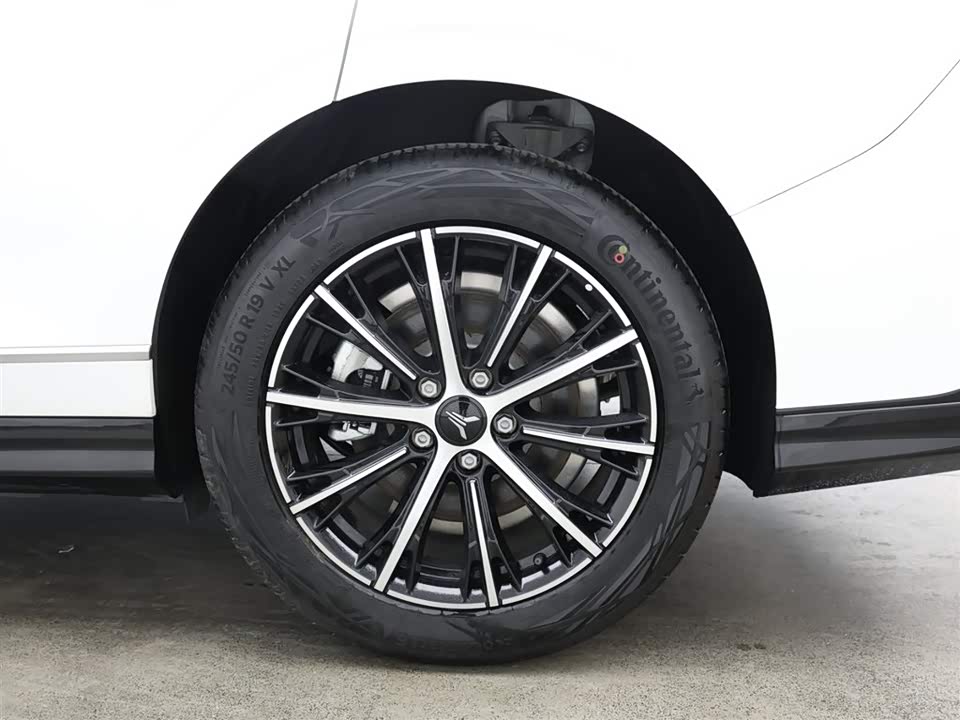 VOYAH Lantu chasing light