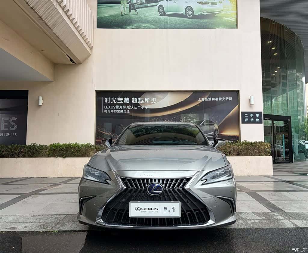 Lexus ES, 2022 3