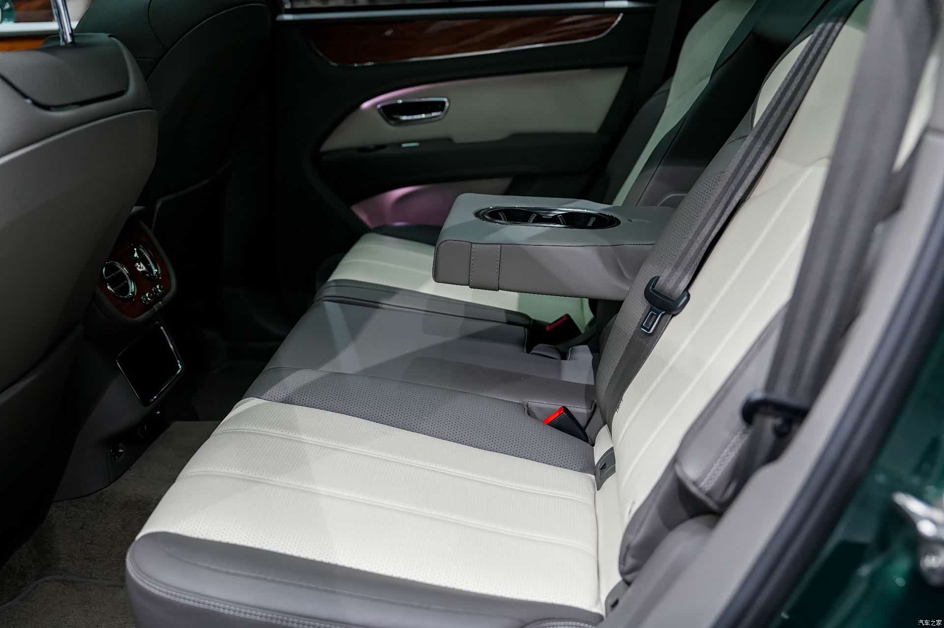 Bentley Bentayga, 2021 25
